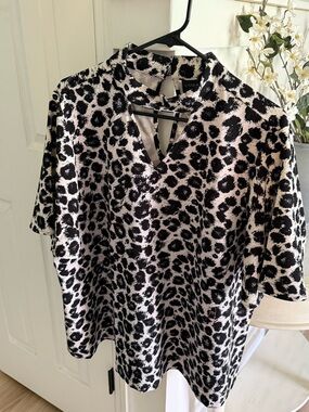 Lane Bryant Black & White Leopard Print V-Notch Blouse